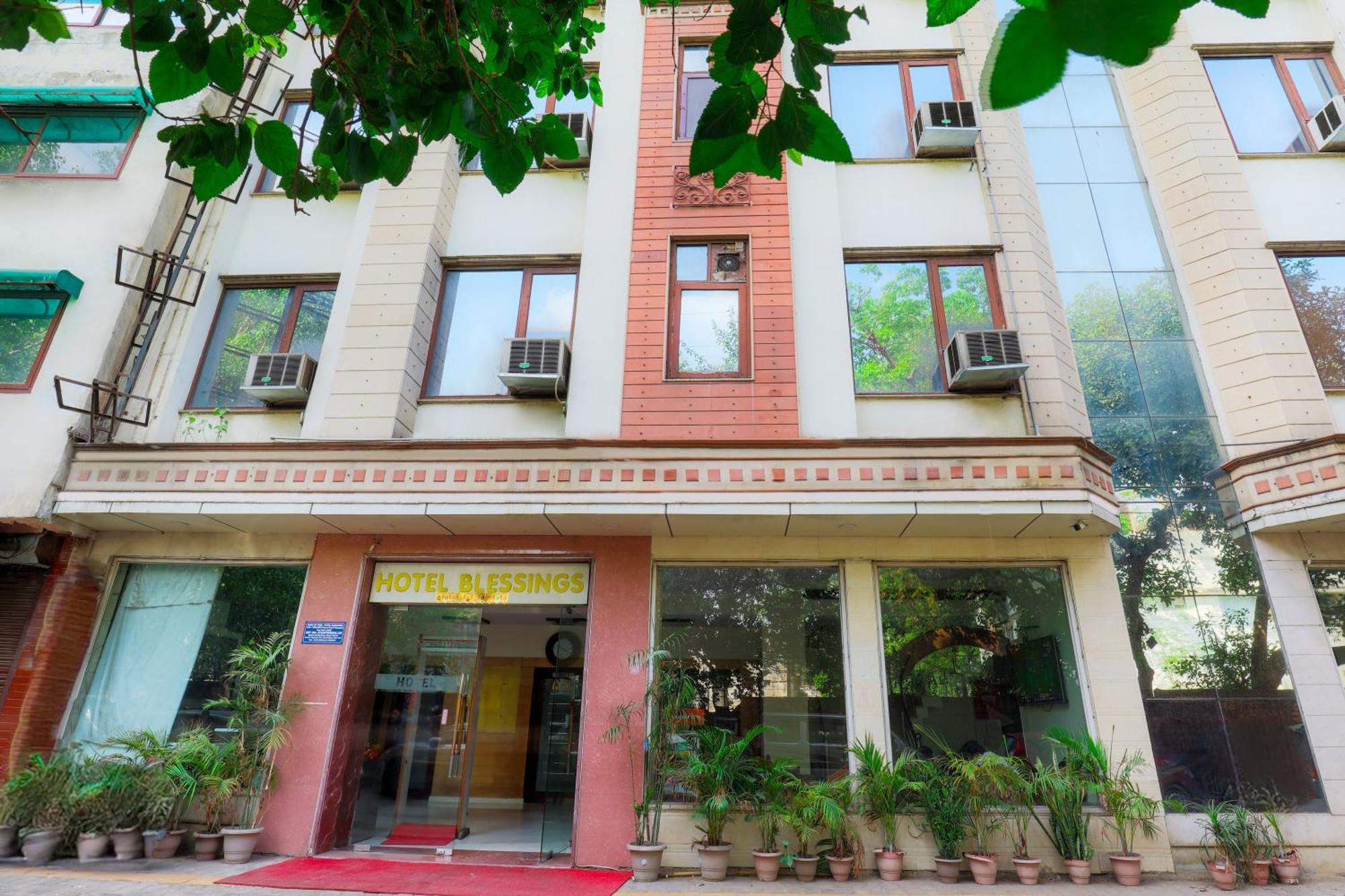 Hotel Blessings On Road Near New Delhi Railway Station Paharganj Ngoại thất bức ảnh