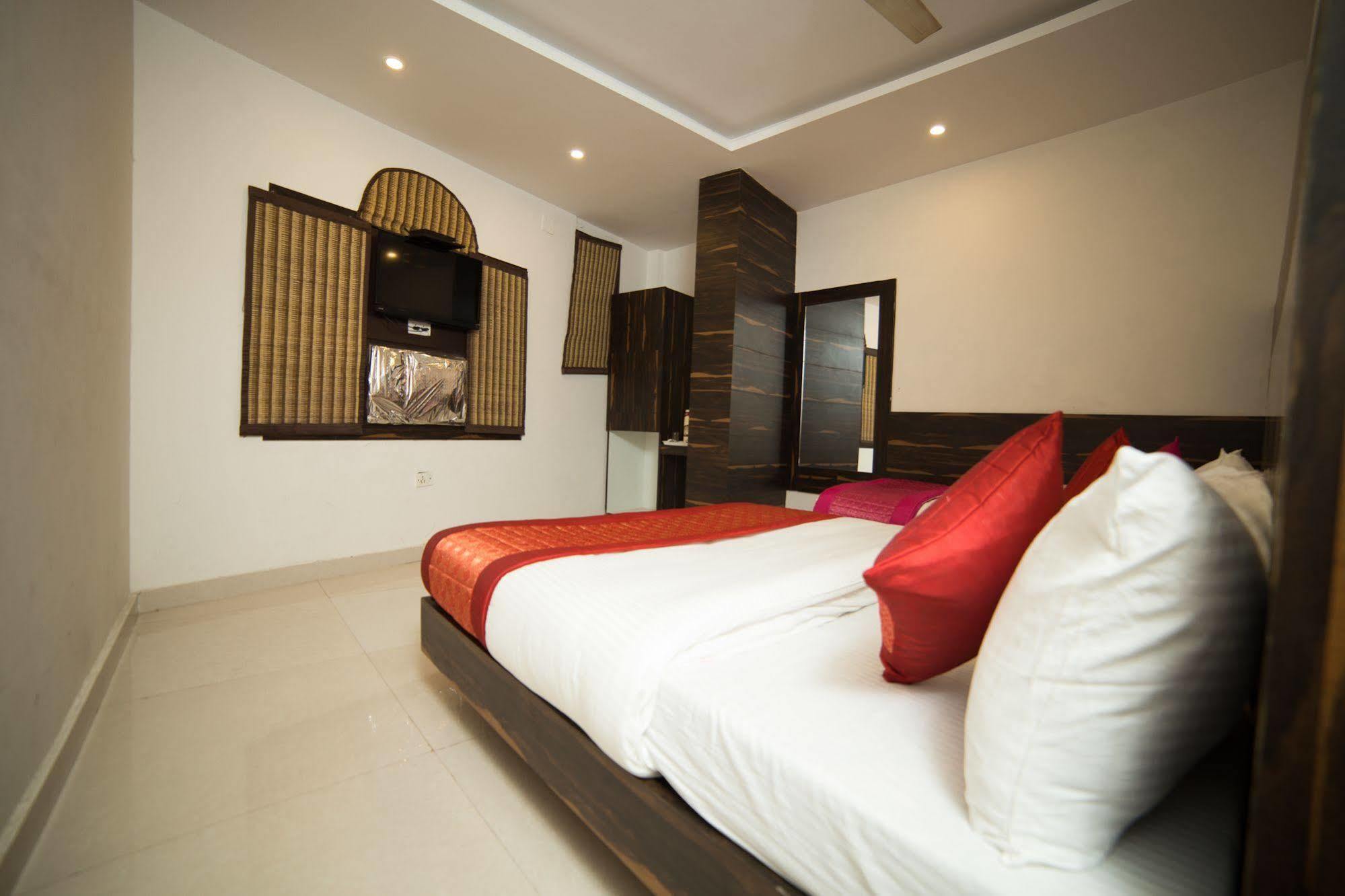 Hotel Blessings On Road Near New Delhi Railway Station Paharganj Ngoại thất bức ảnh